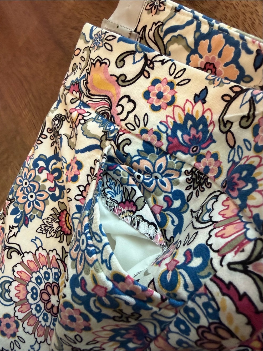Chico's Floral Paisley Slim Straight Pants Blue and Pink Accents Size 0.5R=6R - Picture 8 of 10